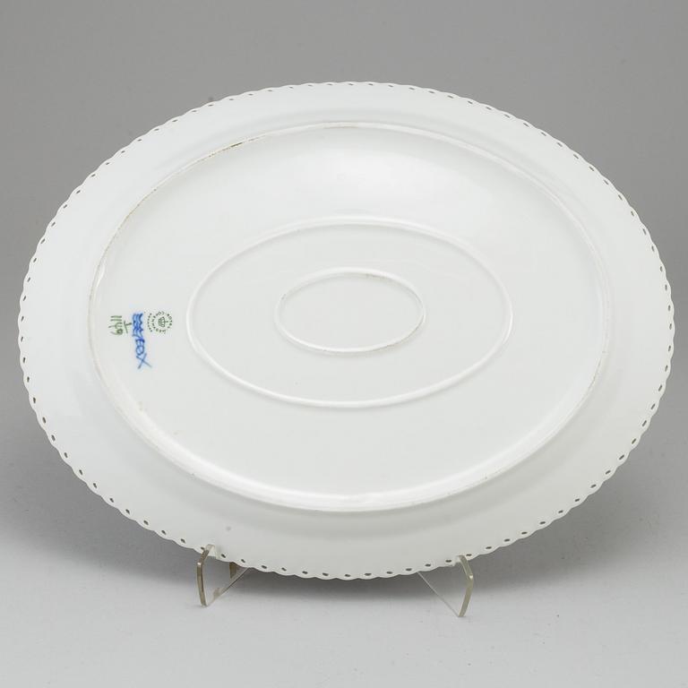 ROYAL COPENHAGEN, a Musselmalet porcelaine service, 69 psc, most full lace.