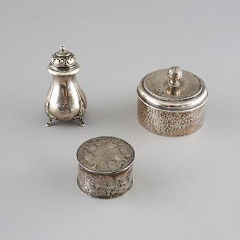 Three silver items from the 19th and 20th century. Weight 349 g.