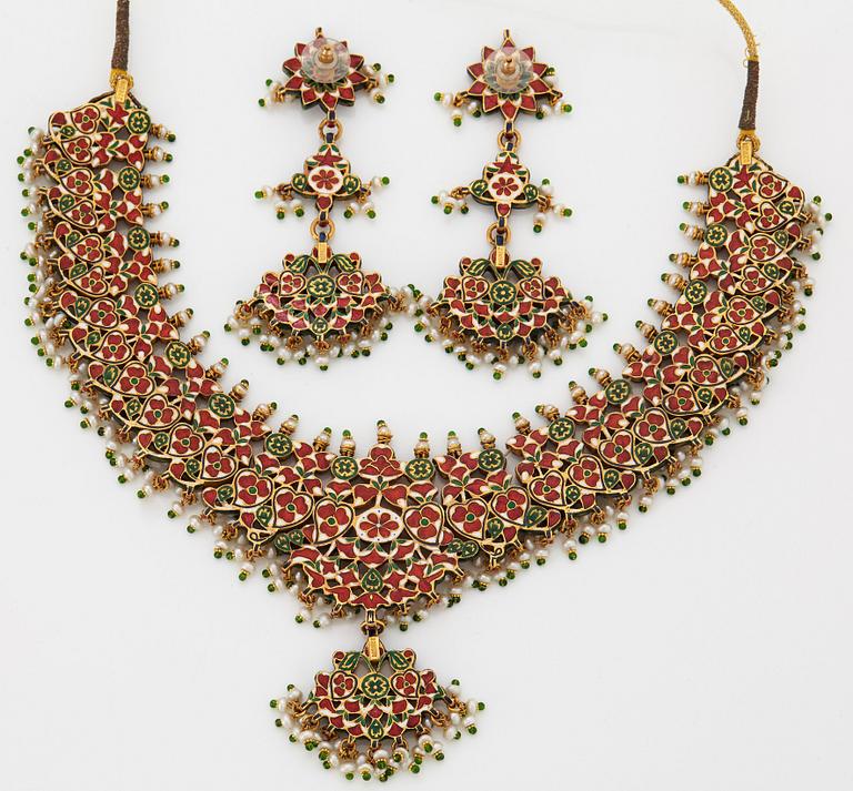 An Indian demi parure comprising a necklace and a pair of earrings.