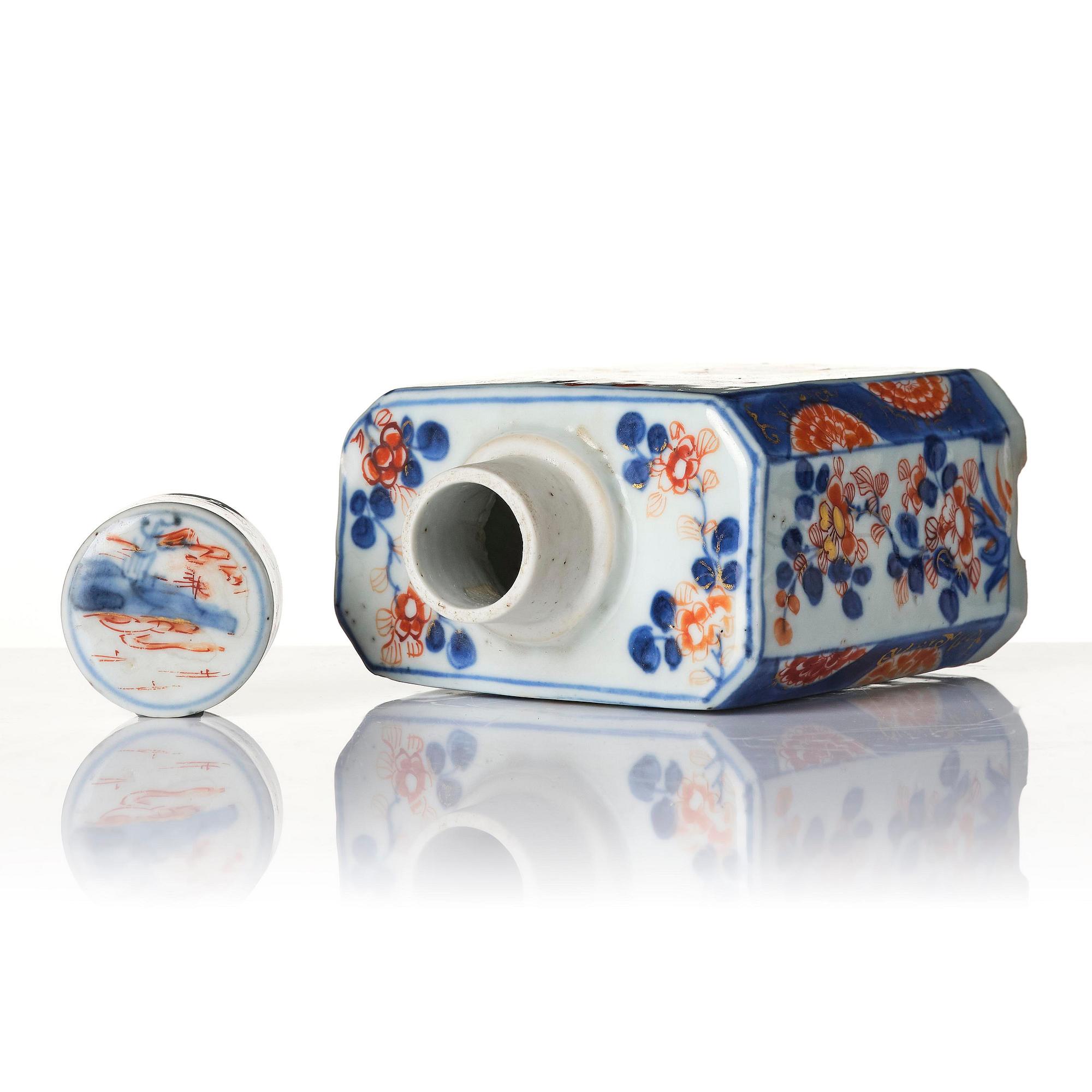 A set of two imari cups and a tea caddy, Qing dynasty, Kangxi (1662-1722). The tea cups with Johanneum mark.