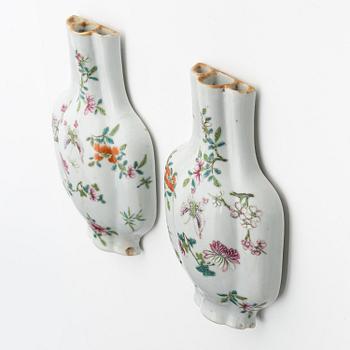 Väggvaser, ett par, porslin. Qingdynastin, 1800-tal.