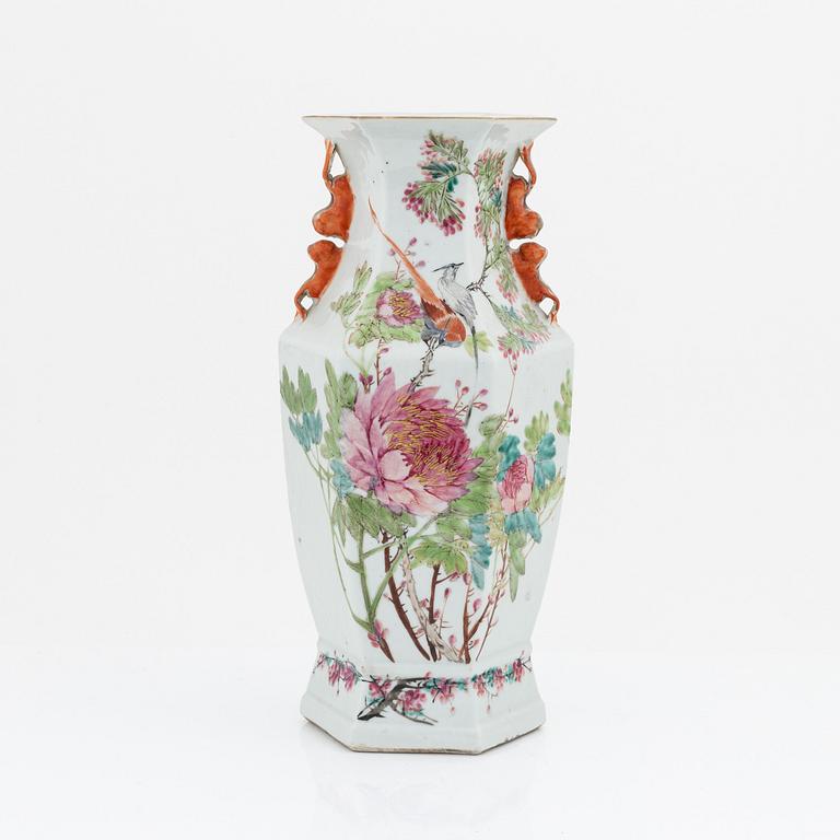 A Chinese vase, ealry 20th Century.-.