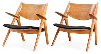 69. A pair of Hans Wegner easy chairs by Carl Hansen, Denmark, 1950's.