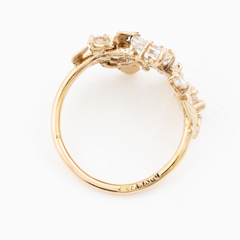 Ring, Mandelstam, 18K guld med baguette- och runda briljantslipade diamanter.