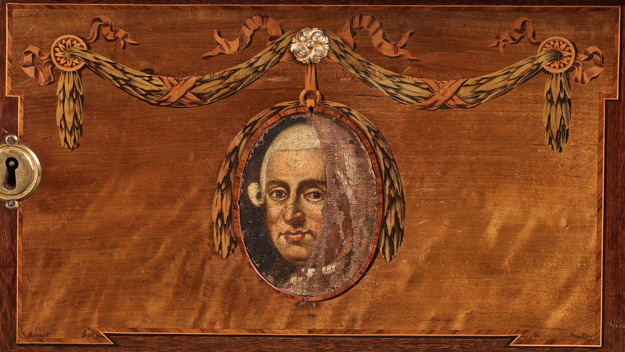 Resesekretär med fällbara ben, av Georg Haupt (mästare i Stockholm 1770-1784), signerad, Gustaviansk.