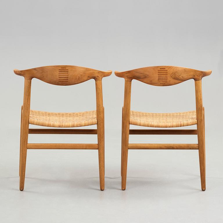 Hans J. Wegner, A pair of Hans Wegner walnut 'Cowhorn chairs' JH-505, executed by Johannes Hansen, Denmark 1950-60.