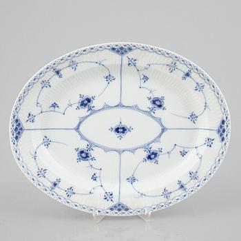 Serveringsfat, porslin, Royal Copenhagen, "Musselmalet halvblond", modell 532, 1949.
