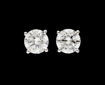 747. DIAMANTÖRHÄNGEN, vitguld.