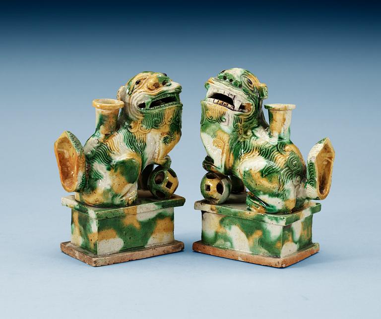 RÖKELSEHÅLLARE, ett par, biskvi. Qing dynastin, Kangxi (1662-1722).