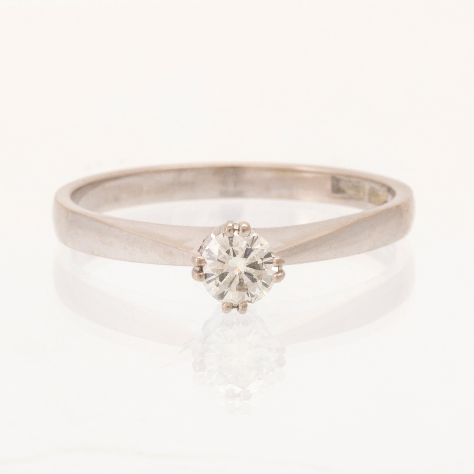 Ring solitär 18K vitguld med en rund briljantslipad diamant.