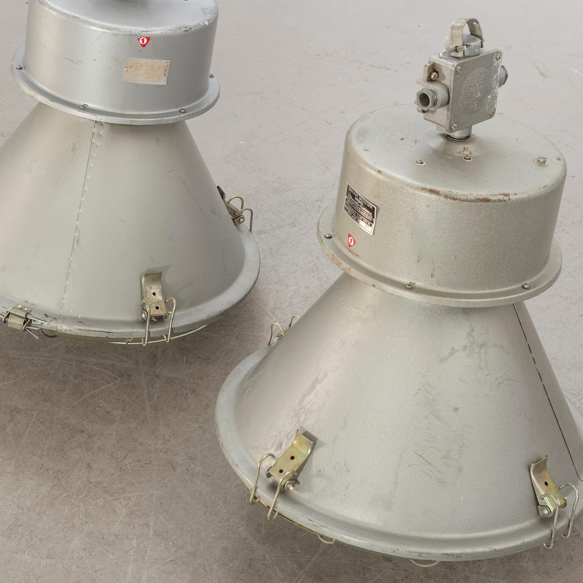 INDUSTRILAMPOR 2 st 1900-talets mitt/andra hälft.