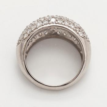 Ring, bombé, platina och briljantslipade diamanter.