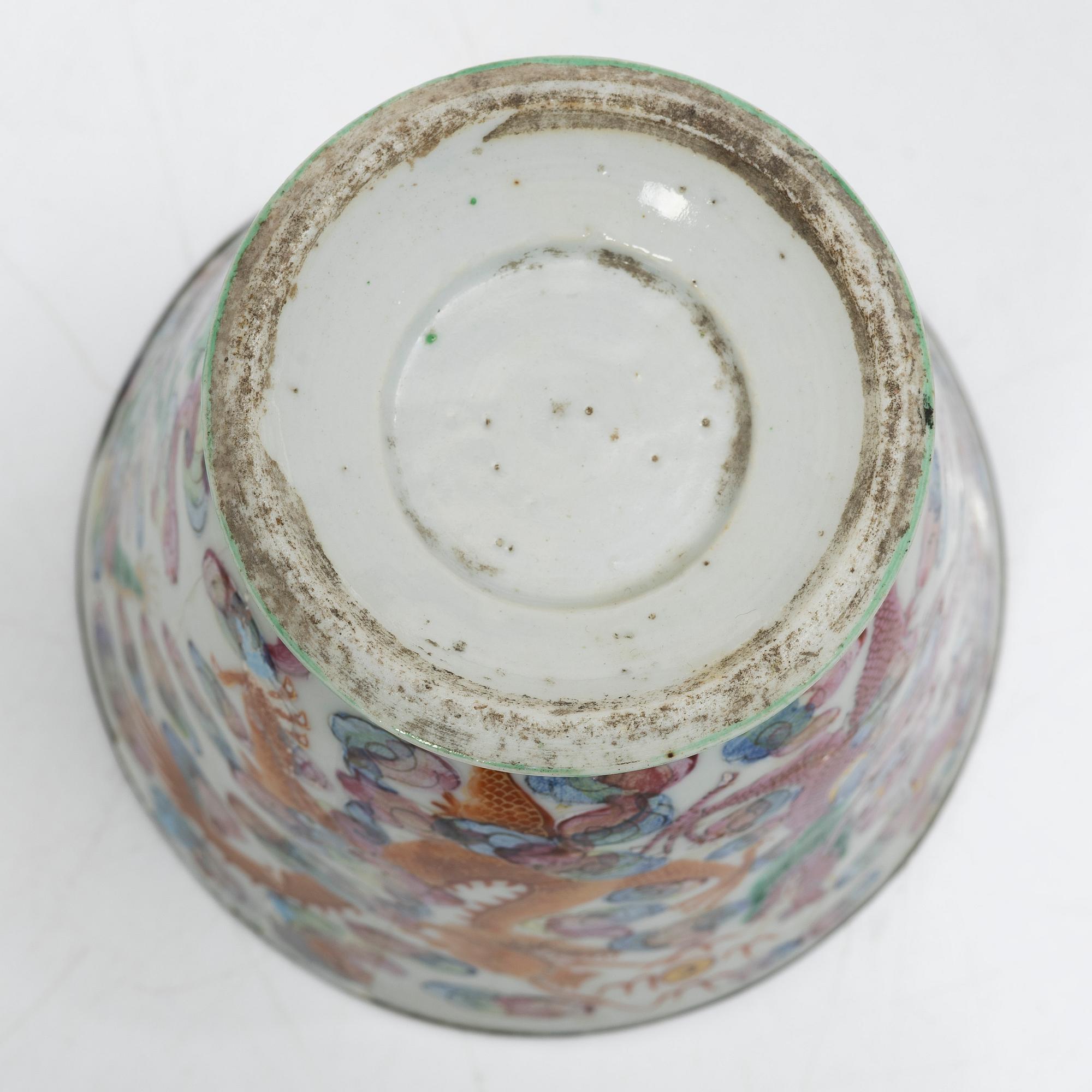A Chinese famille rose 'dragon' jar with cover, for the Thai market, Qing dynasty, 19th century.