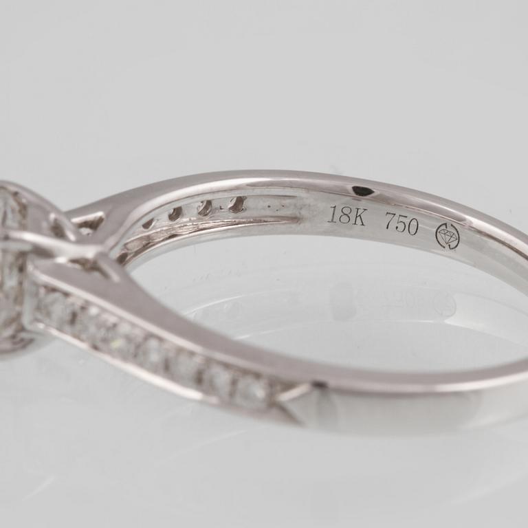 RING, 18K vitguld med briljantslipad diamant ca 0.85 ct samt 14 briljantslipade diamanter 0.15 ct. Vikt 3,1 gram.