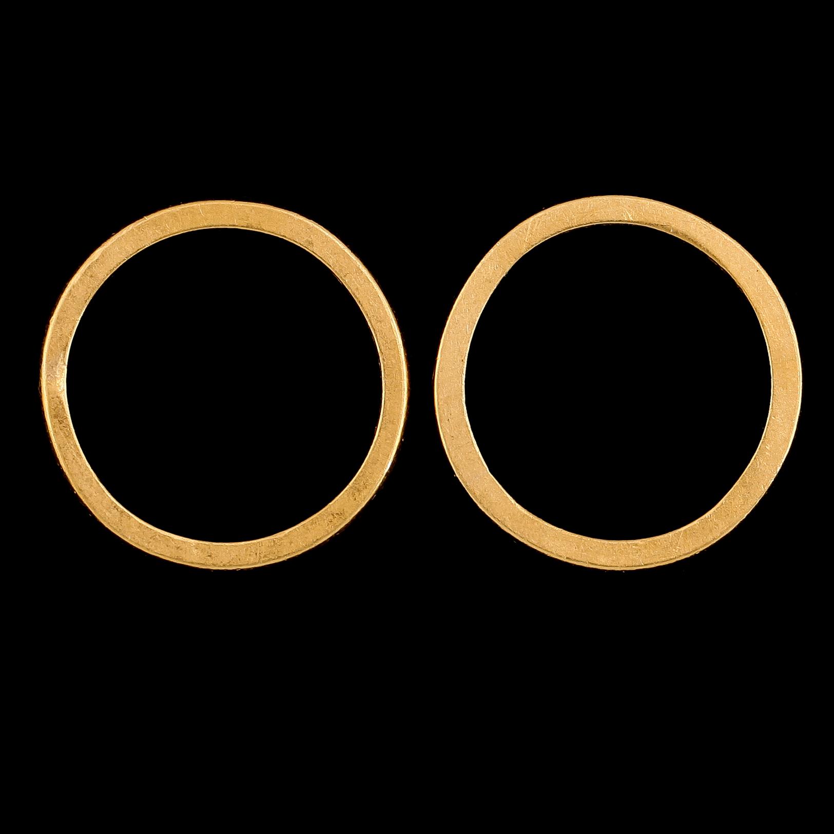 RINGAR, 2 st, 23K guld, svenska stämplar, 1925. Total vikt ca 8 g.