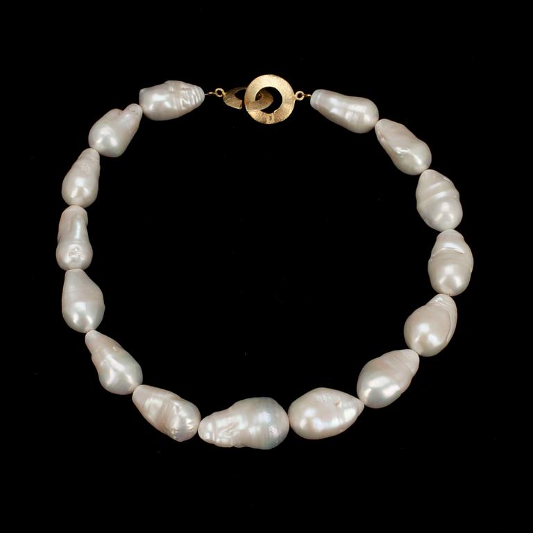 PÄRLCOLLIER, barocka sötvattenspärlor. Låset förgyllt silver. 1900-talets slut.