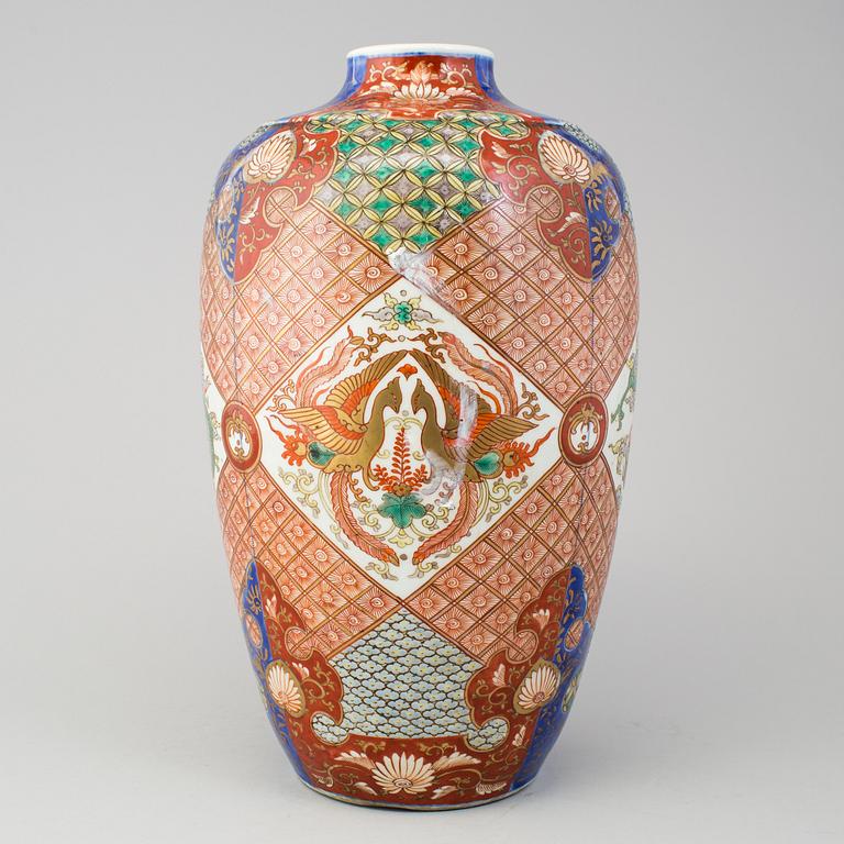 A Japanese imari-verte vase, 20th Century.