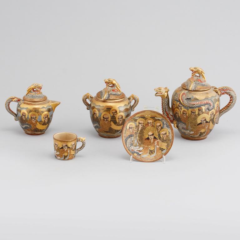 A japanese tea set from turn of the century 1900.
