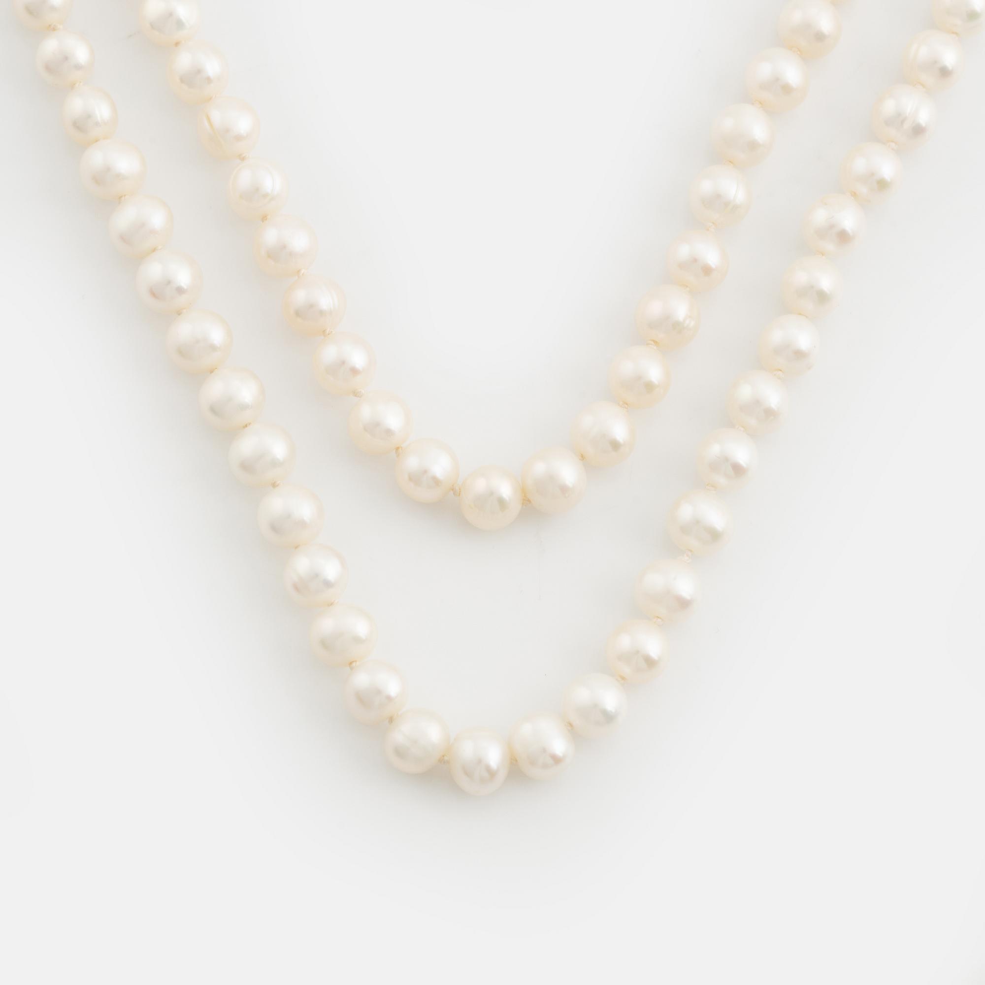 Necklace, longer model, with cultured pearls.