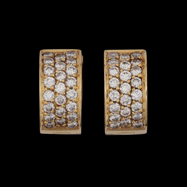 A pair of brilliant cut diamond earrings, tot. app. 1 ct.