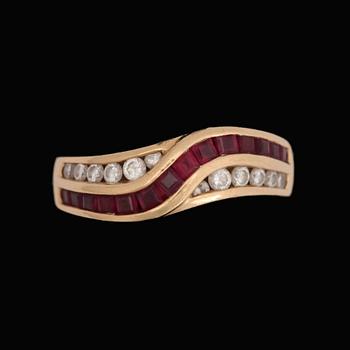 5. RING, 18k guld, carréslipade rubiner och briljantslipade diamanter, tot. ca 0.35 ct. Vikt ca 5 g.