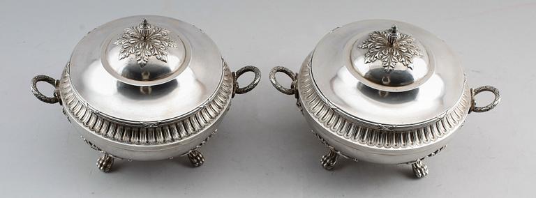 TERRINER, 1 par, silver, gustaviansk stil, stämplar Fallon, Belgien, omkring år 1900. Vikt ca 2340 g.