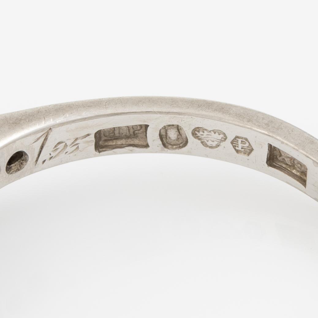 Ring in platinum with brilliant-cut diamond.