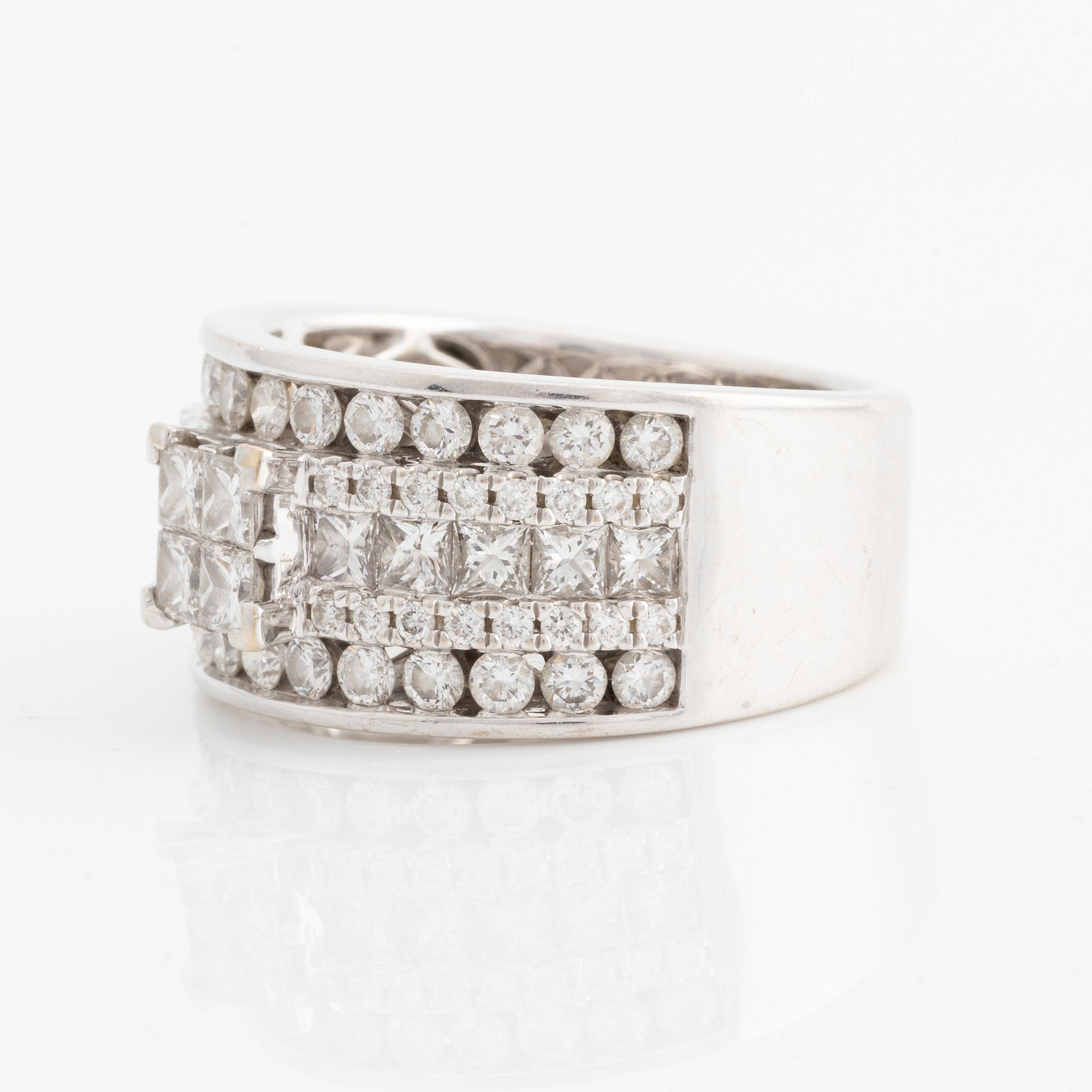 Ring, vitguld med briljant- och prinsesslipade diamanter.