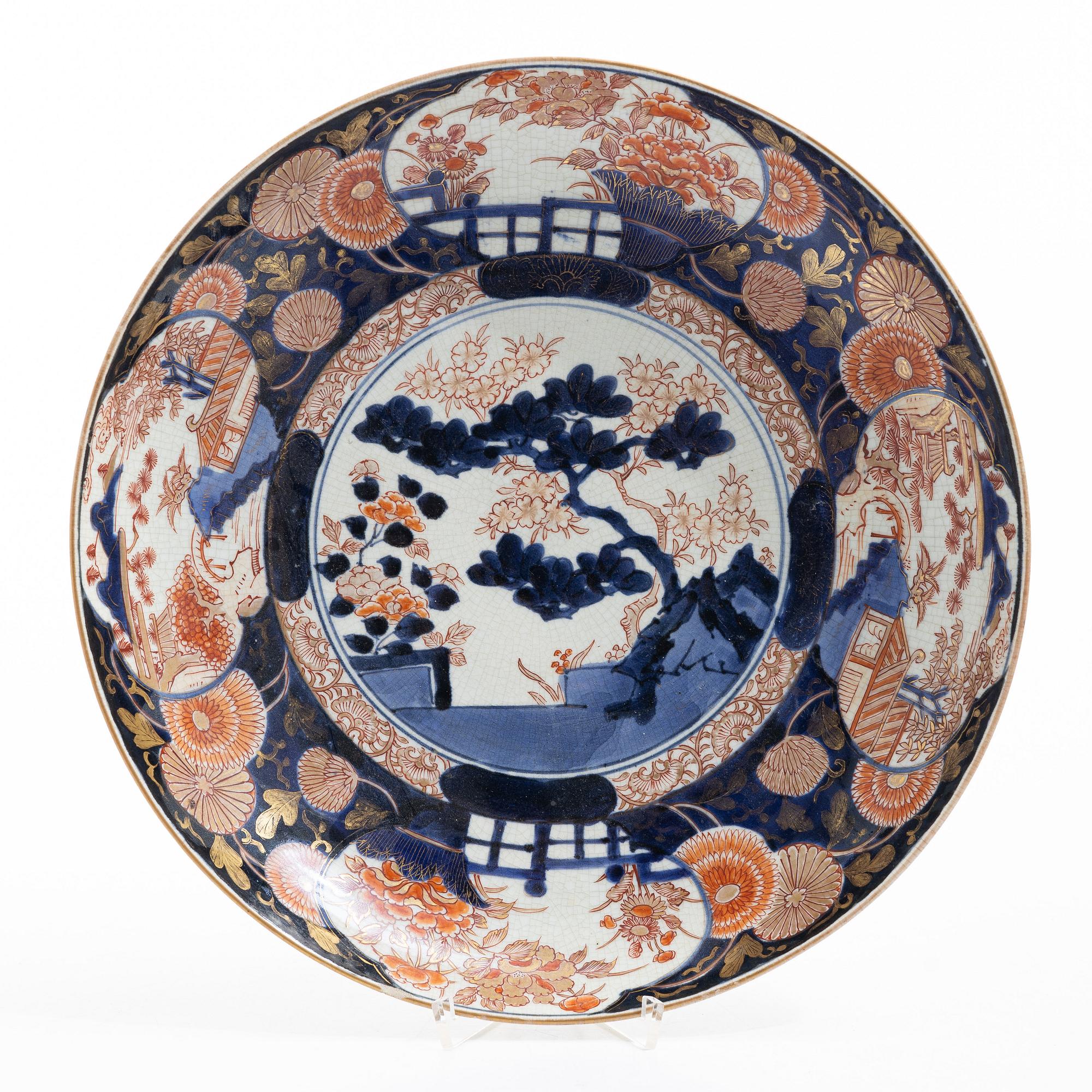Fat, porslin. Japan, Edoperioden, 1800-tal.