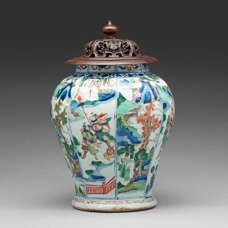 A wucai jar, Qing dynasty, 17th Century.