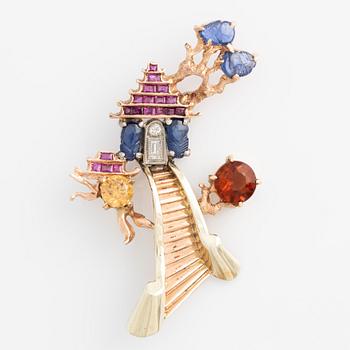 Brosch i form av tempel med trappa, med diamanter, skurna safirer och rubiner och halvädelstenar, ca 1950-60-tal.