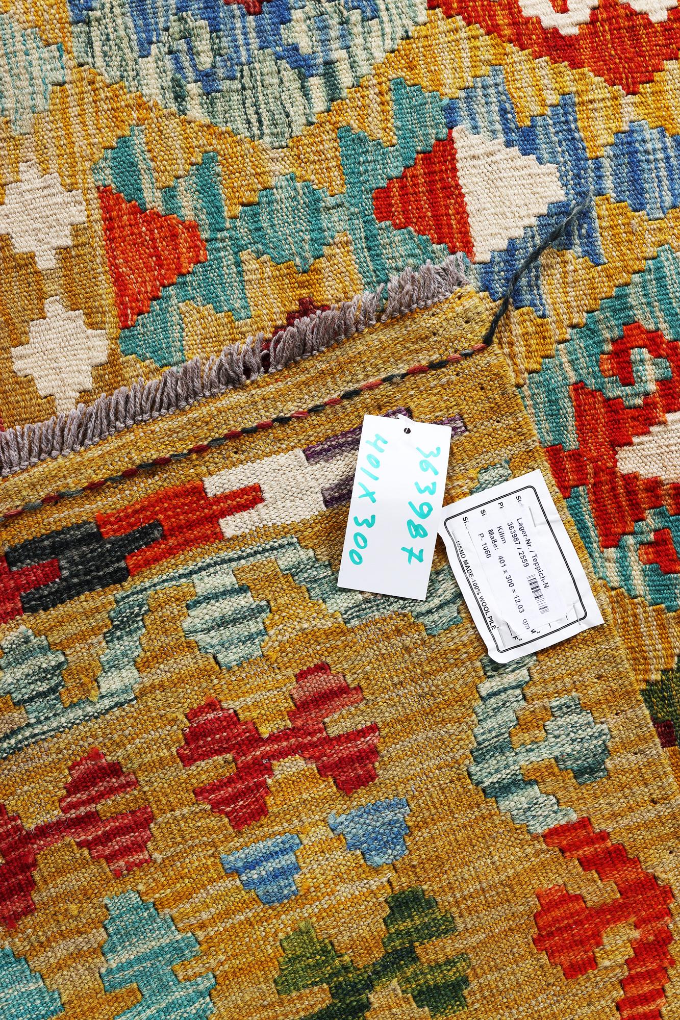 A Kilim carpet, c. 401 x 300 cm.