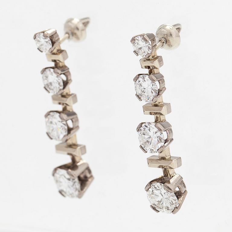 Korvakorut, 18K valkokultaa, briljanttihiottuja timantteja yhteensä n. 5.92 ct. Westerback, Helsinki 1973.
