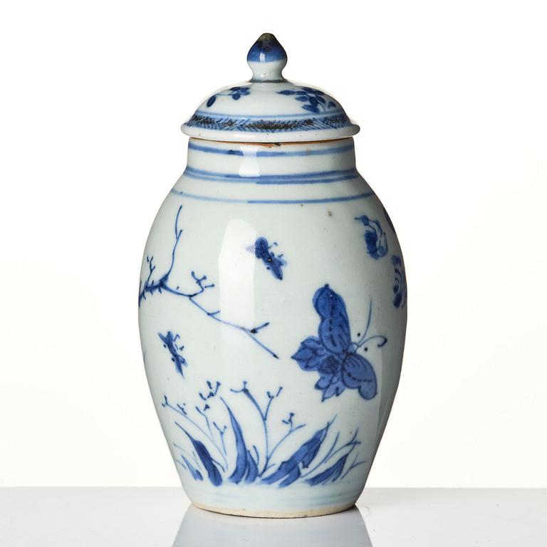 A blue and white jar, and a dish Tianqi/Chongzhen, mid 17th century.
