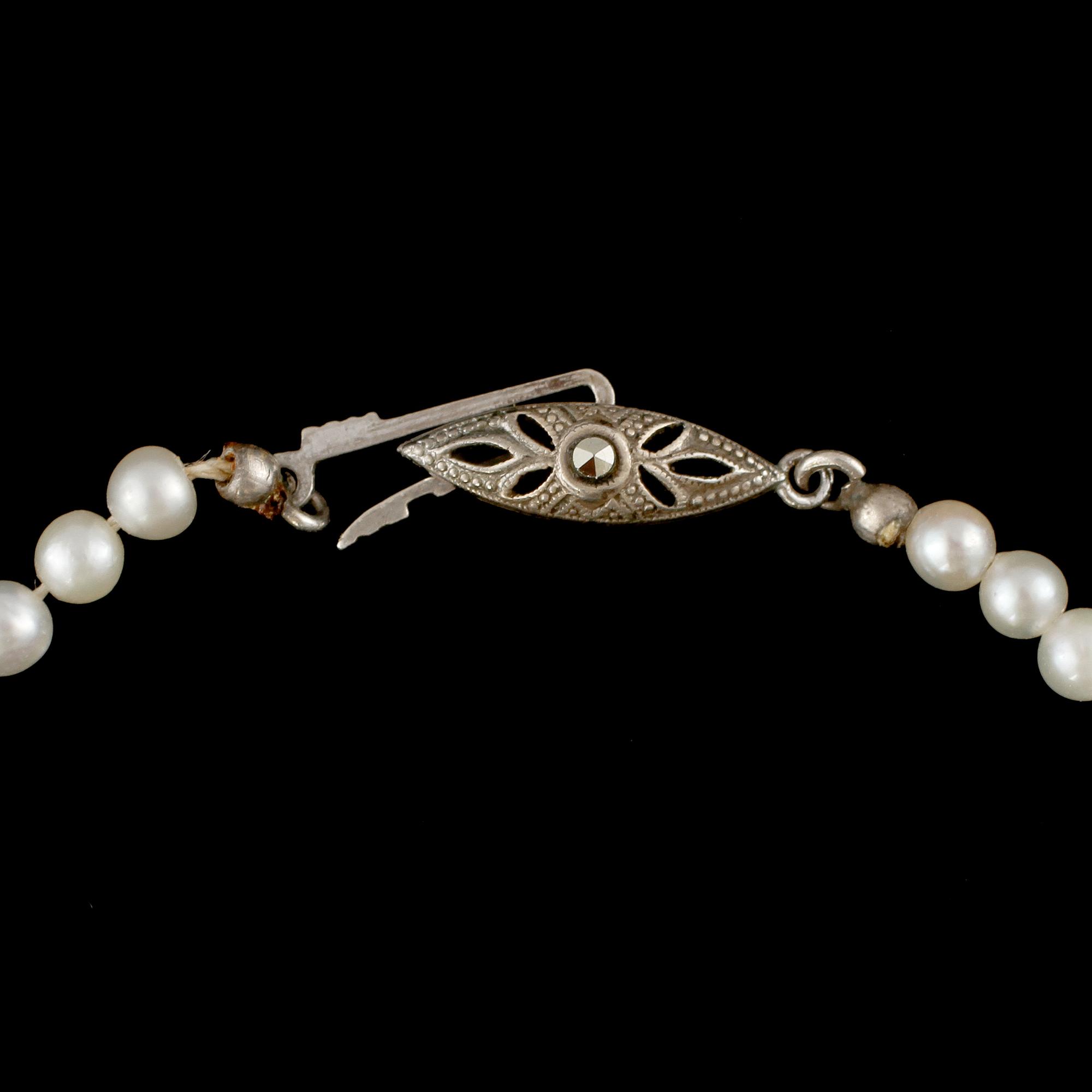 COLLIER, odlade pärlor med silverlås, 1900-tal.
