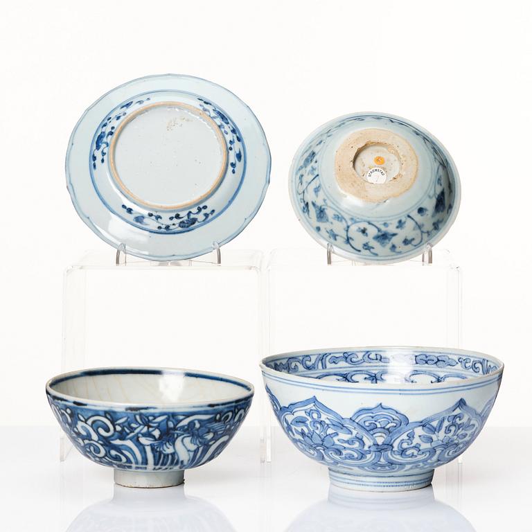 A set with two blue and white bowls and two dishes, Ming dynasty (1368-1644).