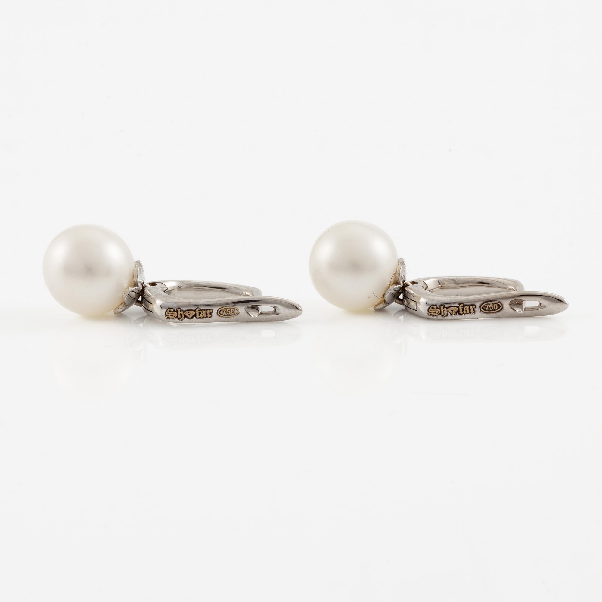Earrings with cultured freshwater pearls and brilliant-cut diamonds.