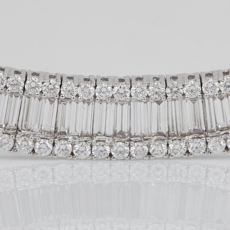 COLLIER med baguette- och briljantslipade diamanter, 24.85 ct enligt inskription.