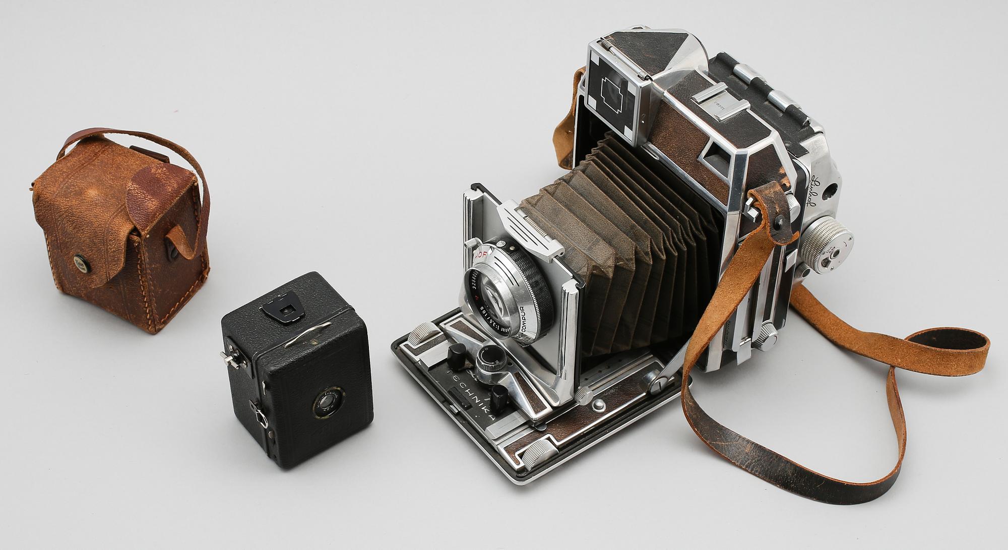 KAMEROR, 2 st, "Zeiss Ikon Box-Tenger" och "Linhof Rollex", 1900-talets första hälft.