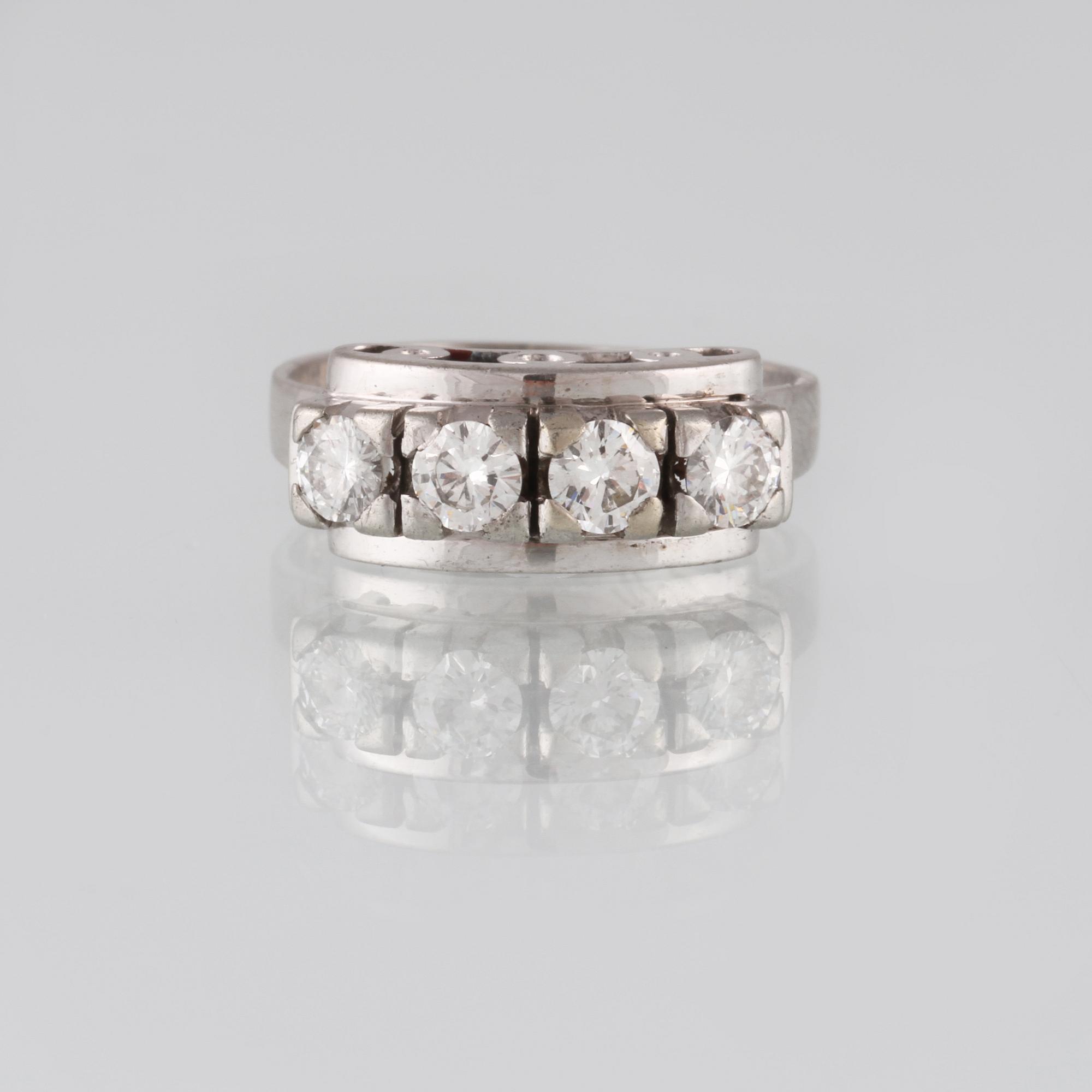 RING, 18K vitguld med 4 briljantslipade diamanter 0.59 ct, kattfotstämplad. Vikt 4,7 gram.