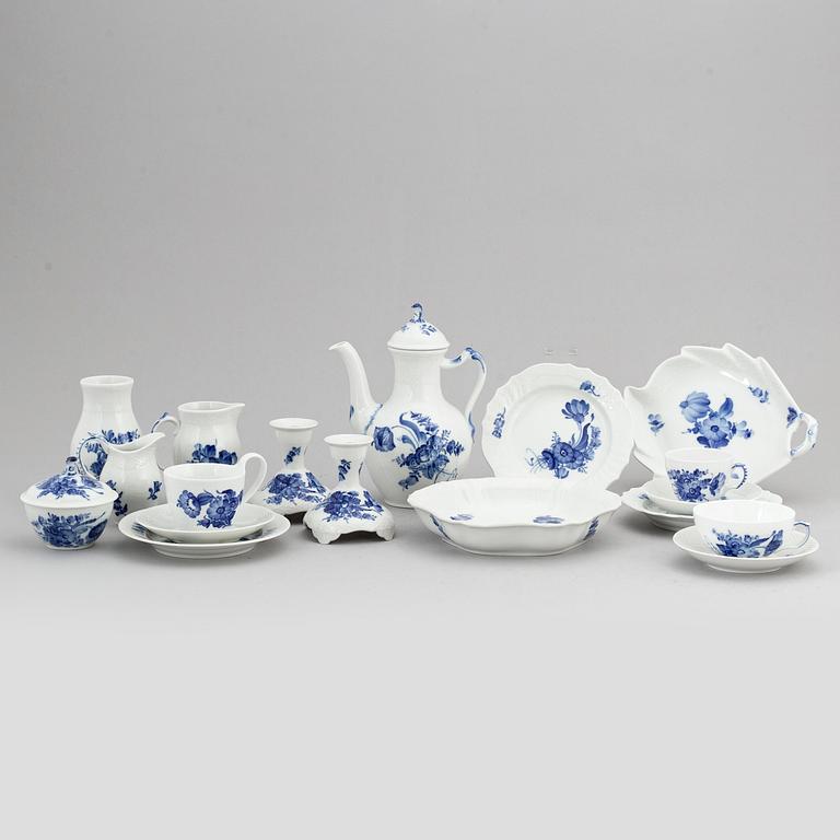 ROYAL COPENHAGEN, kaffeservis, 49 delar, porslin. "Blå Blomst", Danmark, 1900-talets andra hälft.