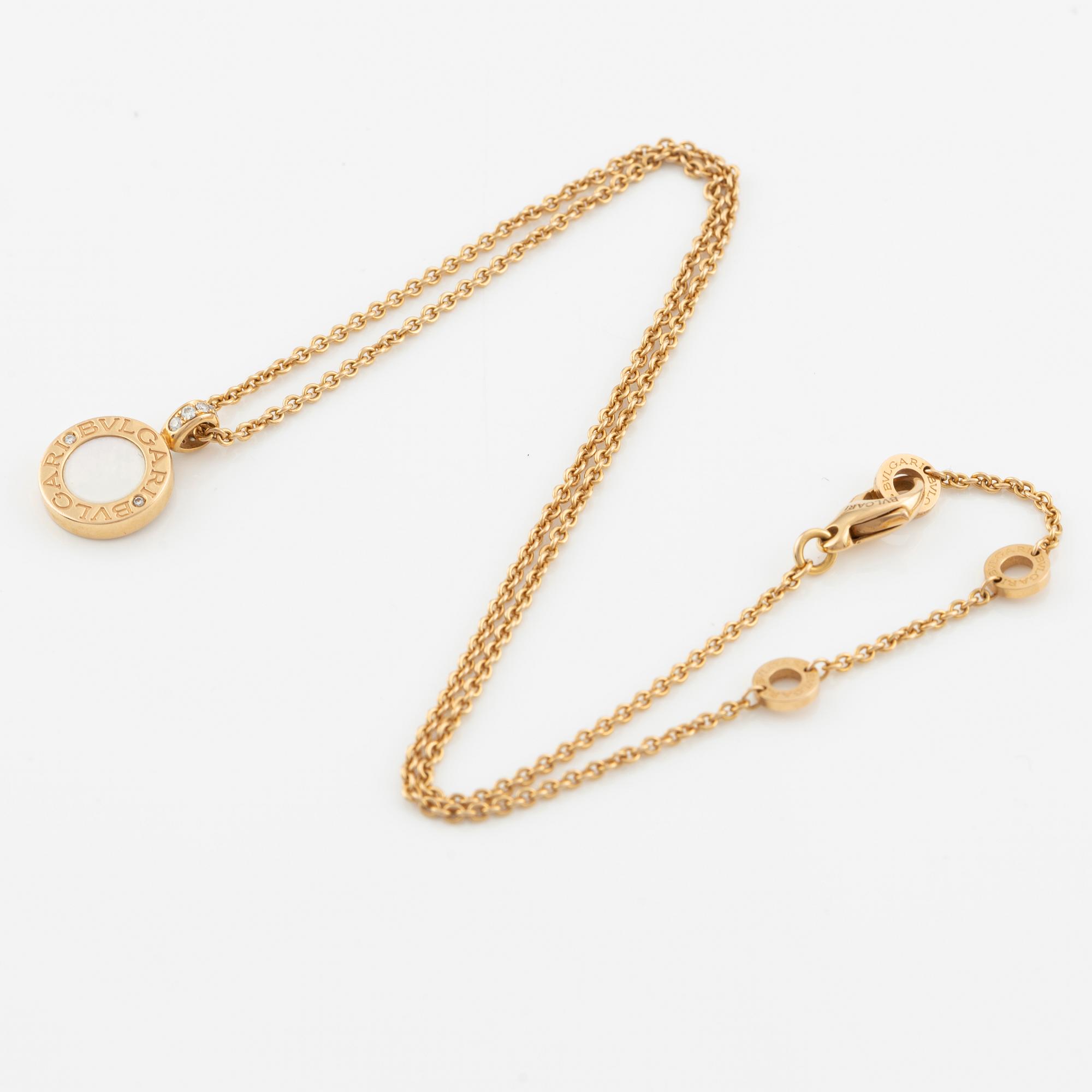 A Bulgari necklace in 18K gold with onyx and mother-of-pearl, and round brilliant-cut diamonds.