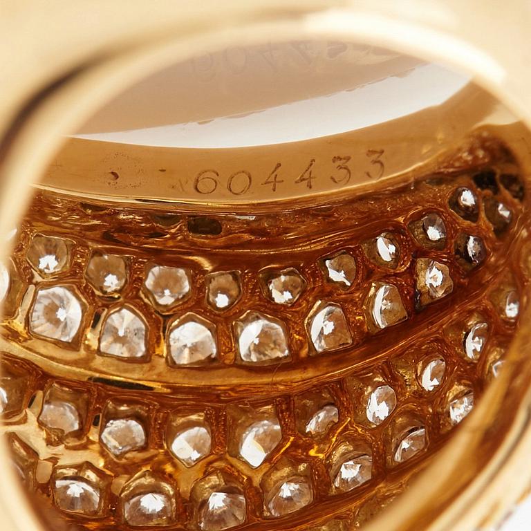 A Cartier ring in 18K gold set with round brilliant-cut diamonds.