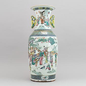 A famille verte floor vase, Qing dynasty, early 20th century.