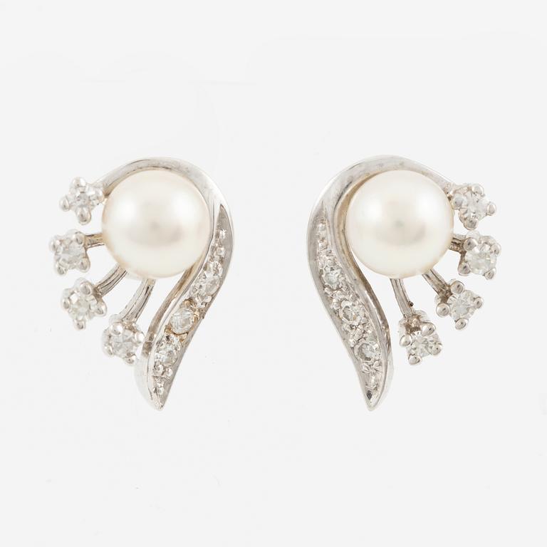 Örhängen, 18K vitguld med odlade pärlor och åttkantslipade diamanter.