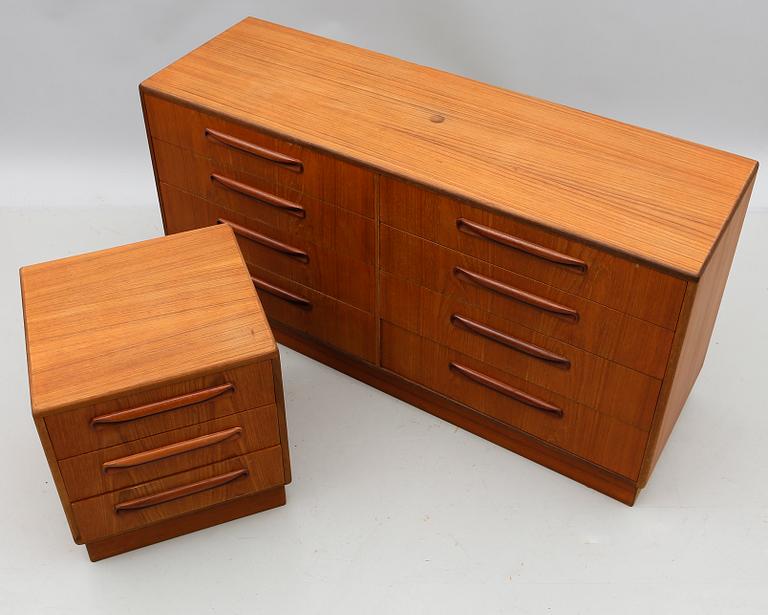 SIDEBOARD OCH SÄNGBORD, G-plan, 1900-talets andra hälft.