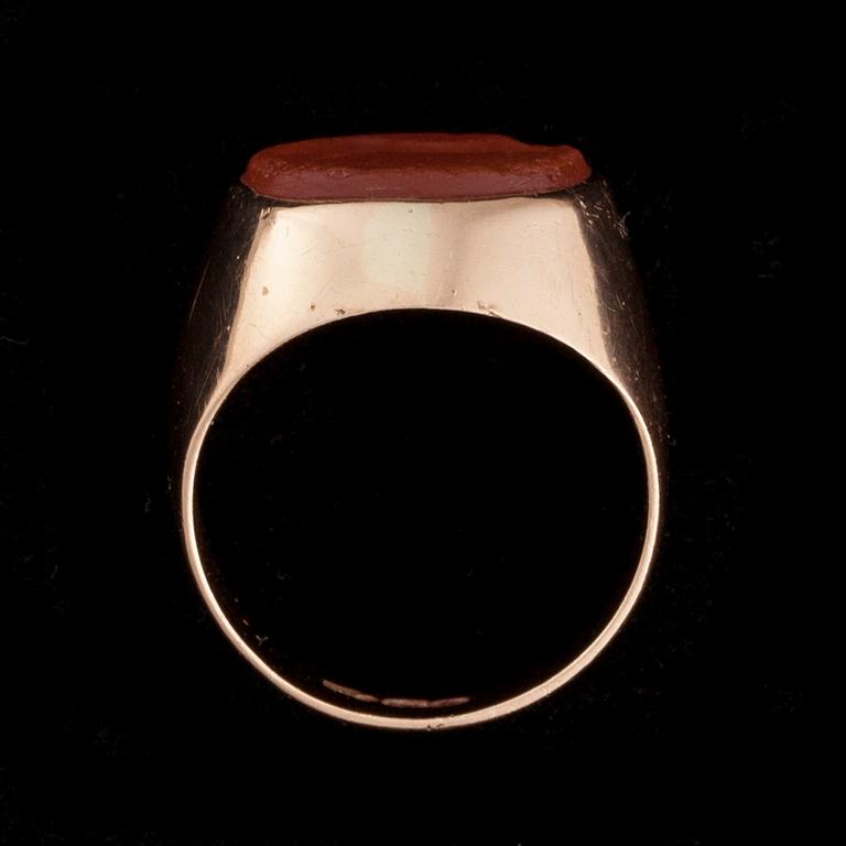 RING, 14K guld, graverad karneol. Gravfynd från Mykene, ringen gjord i Finland. Vikt ca 7,4 g.