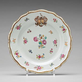 816. A set of four armorial dinner plates, Qing dynasty, Qianlong (1736-95).