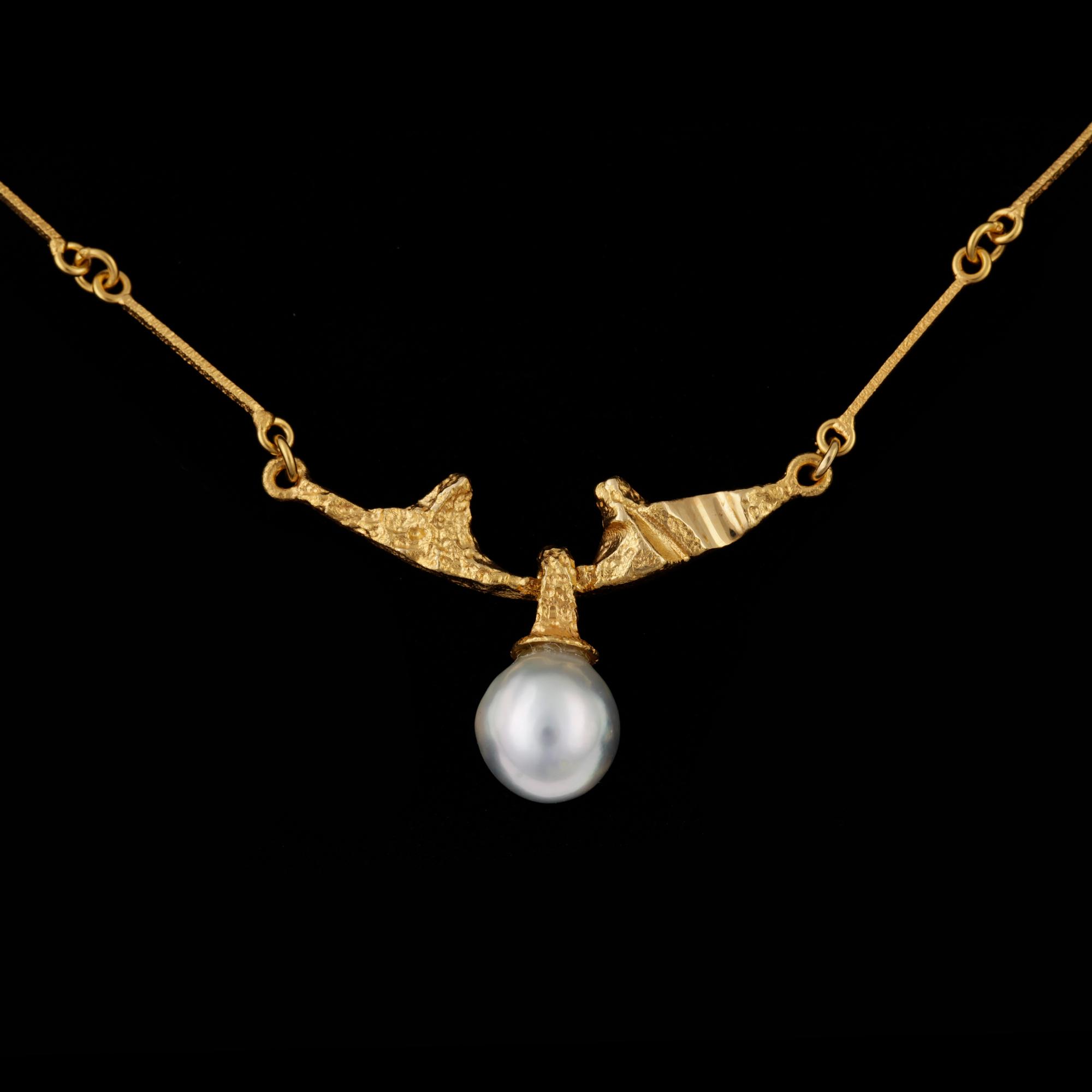 COLLIER, 18k guld med odlad grå pärla. Lapponia, Finland,  1997. Vikt 5,8g.