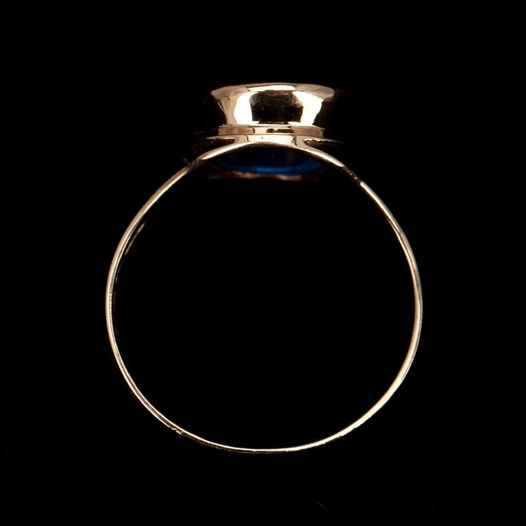 RING, guld 14K, syntetisk spinell, Nummilan Koru, Åbo 1969. Vikt 3,7 g.